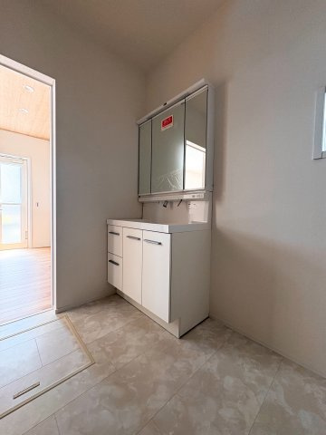 ーサンコートー行橋市南大橋3丁目　新築一戸建ての独立洗面台|三面鏡付き洗面台で朝の身支度もラクラク♪
【行橋市　新築一戸建て】