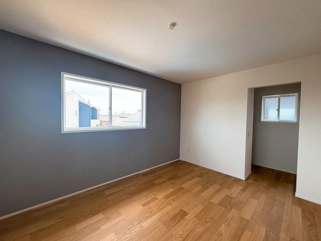 ーサンコートー行橋市南大橋3丁目　新築一戸建ての洋室|アクセントクロスがオシャレな洋室♪
【行橋市　新築一戸建て】