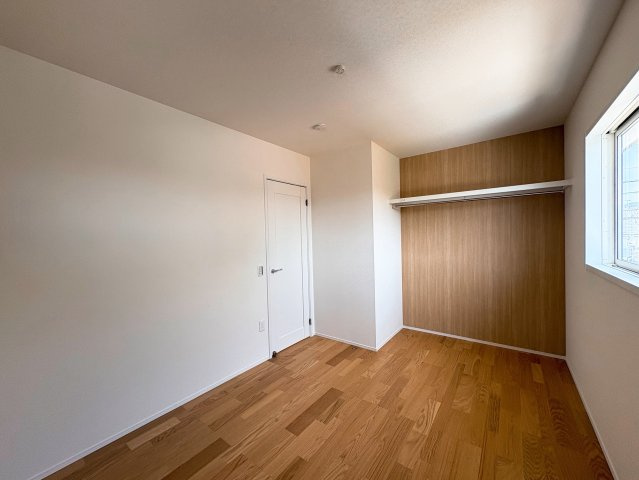 ーサンコートー行橋市南大橋3丁目　新築一戸建ての洋室|オープンクローゼットで開放感のある洋室♪
【行橋市　新築一戸建て】