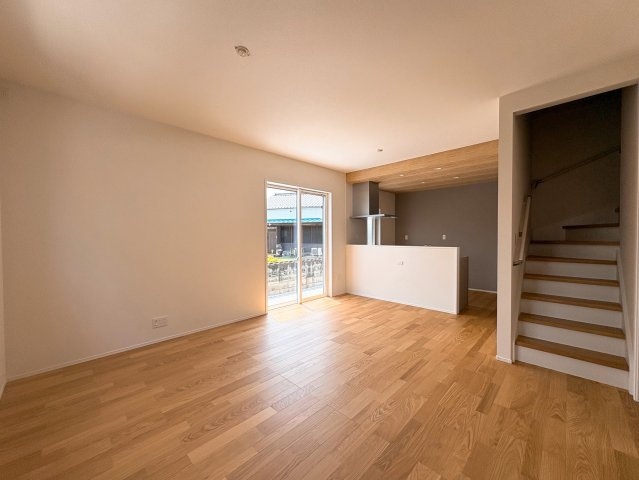 ーサンコートー行橋市南大橋3丁目　新築一戸建ての居間・リビング|人気のリビング階段♪
【行橋市　新築一戸建て】