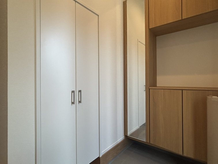 ーサンコートー行橋市南大橋3丁目　新築一戸建ての玄関|玄関には姿見付きのシューズボックスとシューズインクローゼット付き♪
【行橋市　新築一戸建て】