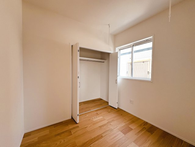 ーサンコートー行橋市南大橋3丁目　新築一戸建ての洋室|リビング横に隣接する約3.7帖の洋室♪
【行橋市　新築一戸建て】