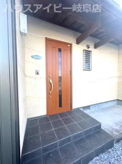 【玄関】 | 本巣市仏生寺！築15年！スタイリッシュなガルバリウム外壁！オール電化住宅！お車並列2台可能！ | 本巣市仏生寺！築15年！スタイリッシュなガルバリウム外壁！オール電化住宅！お車並列2台可能！