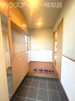 【玄関】 | 本巣市仏生寺！築15年！スタイリッシュなガルバリウム外壁！オール電化住宅！お車並列2台可能！ | 本巣市仏生寺！築15年！スタイリッシュなガルバリウム外壁！オール電化住宅！お車並列2台可能！