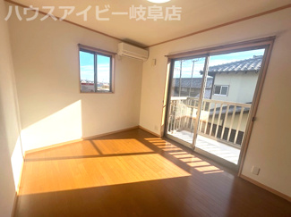 【洋室】 | 本巣市仏生寺！築15年！スタイリッシュなガルバリウム外壁！オール電化住宅！お車並列2台可能！ | 本巣市仏生寺！築15年！スタイリッシュなガルバリウム外壁！オール電化住宅！お車並列2台可能！