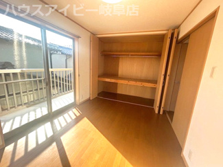 【洋室】 | 本巣市仏生寺！築15年！スタイリッシュなガルバリウム外壁！オール電化住宅！お車並列2台可能！ | 本巣市仏生寺！築15年！スタイリッシュなガルバリウム外壁！オール電化住宅！お車並列2台可能！