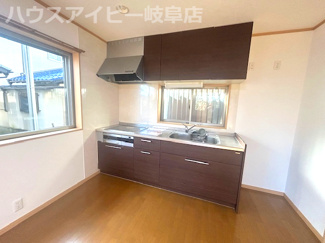 【キッチン】 | 本巣市仏生寺！築15年！スタイリッシュなガルバリウム外壁！オール電化住宅！お車並列2台可能！ | 本巣市仏生寺！築15年！スタイリッシュなガルバリウム外壁！オール電化住宅！お車並列2台可能！