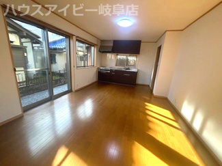 【居間・リビング】 | 本巣市仏生寺！築15年！スタイリッシュなガルバリウム外壁！オール電化住宅！お車並列2台可能！ | 本巣市仏生寺！築15年！スタイリッシュなガルバリウム外壁！オール電化住宅！お車並列2台可能！