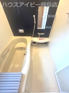 【浴室】 | 本巣市仏生寺！築15年！スタイリッシュなガルバリウム外壁！オール電化住宅！お車並列2台可能！ | 本巣市仏生寺！築15年！スタイリッシュなガルバリウム外壁！オール電化住宅！お車並列2台可能！