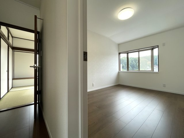 知る人ぞ知る。市街地が近く、自然も豊かな街。それが、『旭区上白根町』リフォーム戸建の洋室