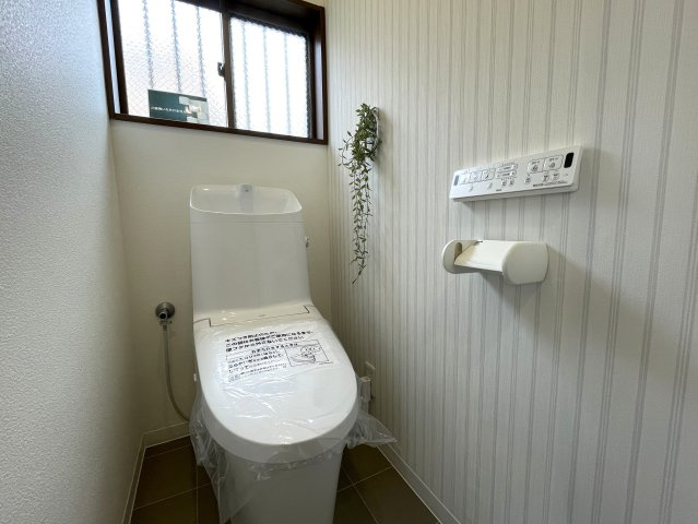 知る人ぞ知る。市街地が近く、自然も豊かな街。それが、『旭区上白根町』リフォーム戸建のトイレ