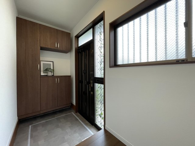 知る人ぞ知る。市街地が近く、自然も豊かな街。それが、『旭区上白根町』リフォーム戸建の玄関