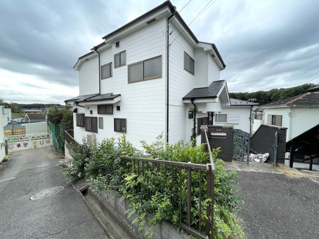 知る人ぞ知る。市街地が近く、自然も豊かな街。それが、『旭区上白根町』リフォーム戸建の外観