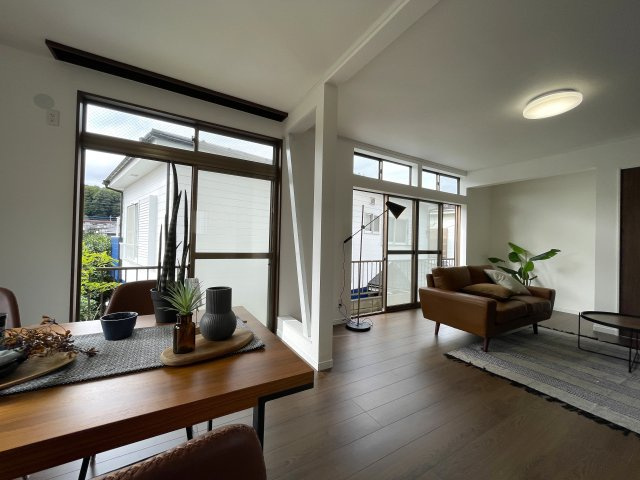 知る人ぞ知る。市街地が近く、自然も豊かな街。それが、『旭区上白根町』リフォーム戸建の居間・リビング