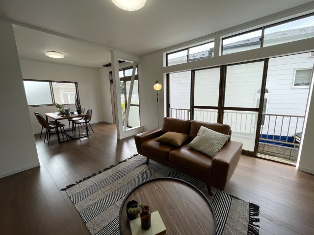 知る人ぞ知る。市街地が近く、自然も豊かな街。それが、『旭区上白根町』リフォーム戸建の居間・リビング