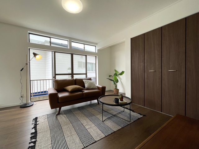 知る人ぞ知る。市街地が近く、自然も豊かな街。それが、『旭区上白根町』リフォーム戸建の洋室