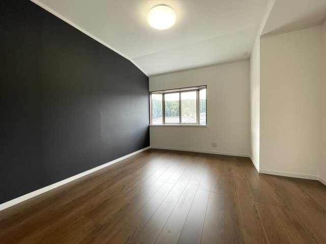 知る人ぞ知る。市街地が近く、自然も豊かな街。それが、『旭区上白根町』リフォーム戸建の洋室