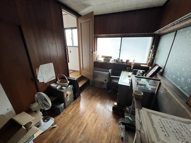 港町戸建ての洋室