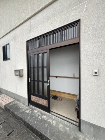 港町戸建ての玄関