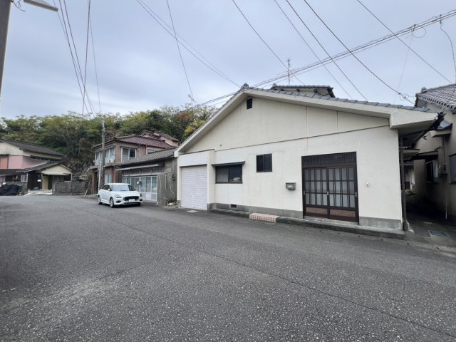 港町戸建ての前面道路含む現地写真
