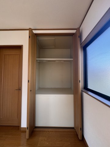 長岡京市久貝2丁目貸家のその他|洋室6.6帖収納