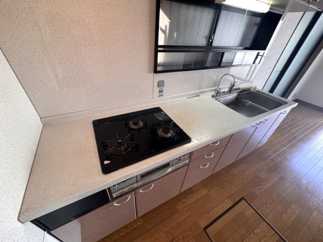 長岡京市久貝2丁目貸家のキッチン|3口ガスコンロ　グリル付き