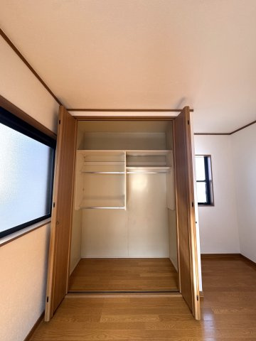 長岡京市久貝2丁目貸家の収納|6.8帖洋室収納