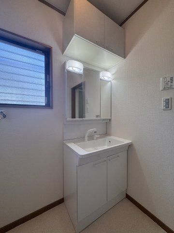 長岡京市久貝2丁目貸家の独立洗面台|シャワー付き独立洗面台