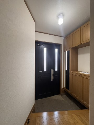 長岡京市久貝2丁目貸家の玄関|姿見付きシューズボックス