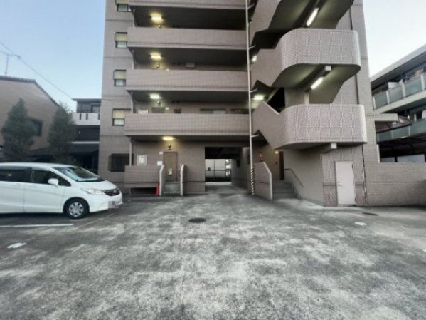 辰巳町セピア館の駐車場|駐車場に車を止められます