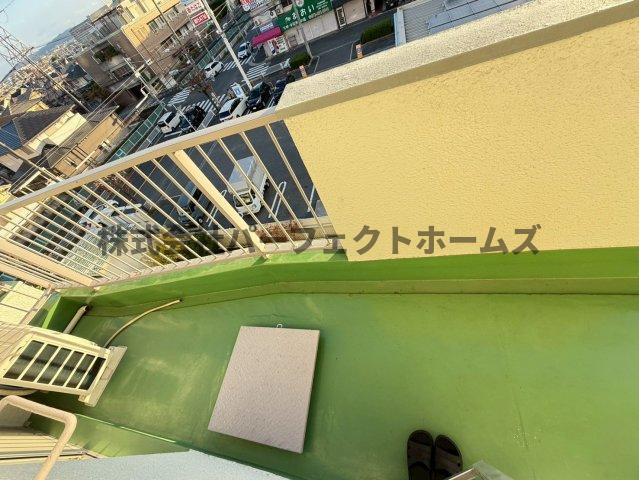 第一東洋マンションのバルコニー|バルコニーからの眺めを楽しみながら食事をしませんか