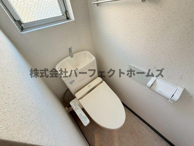 第一東洋マンションのトイレ|落ち着いた色調のトイレです