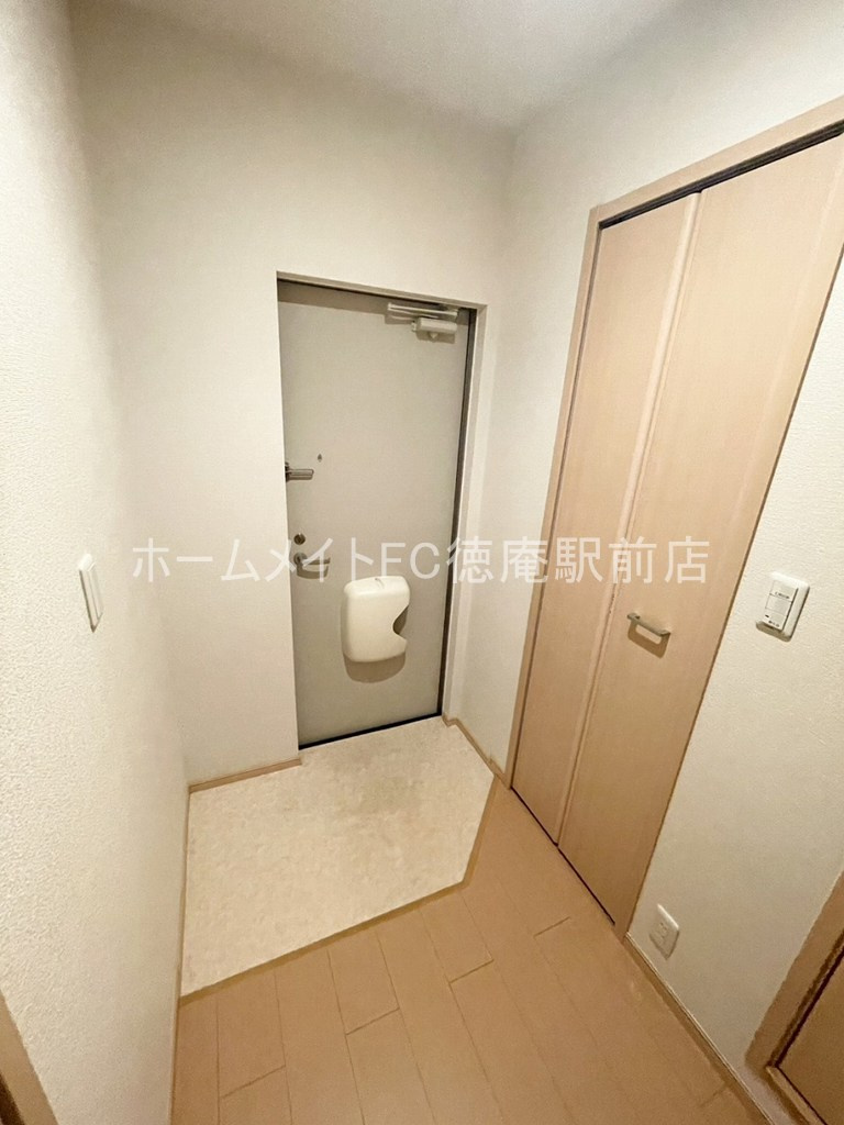 大東市諸福３丁目のアパートの玄関