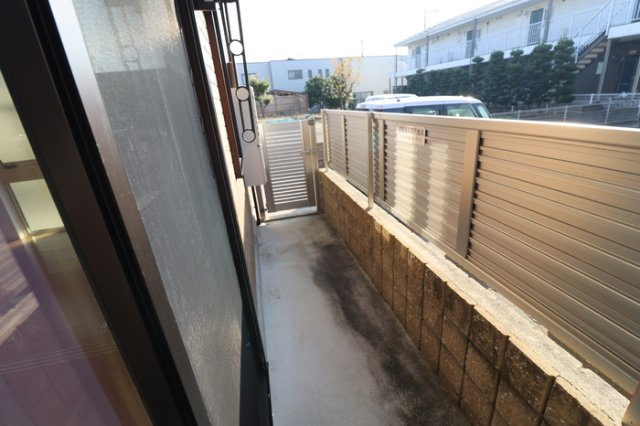 熊本市南区御幸笛田２丁目のアパートのバルコニー