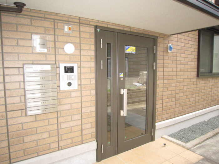 熊本市南区御幸笛田２丁目のアパートのエントランス