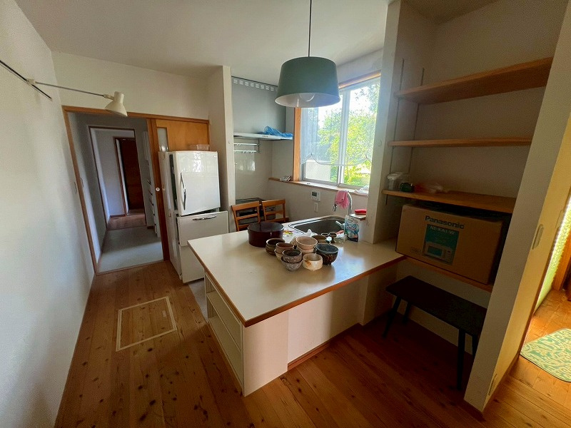 米子市立町中古戸建のキッチン|キッチンとなっております。
こちらもリフォームがされているキッチン部分となります〇
コンセントタイプのIHコンロが付いております。