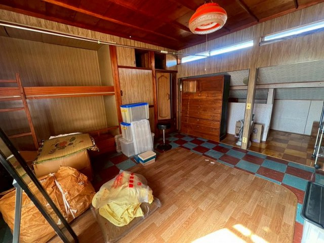 米子市立町中古戸建の洋室|二階の洋室となっております。
残置物は売主様にて撤去を行います。