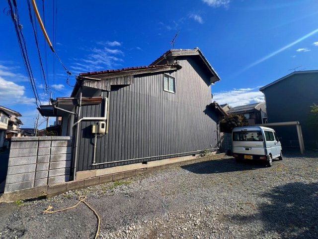 米子市立町中古戸建の外観|3～4台程度駐車可能となっております〇