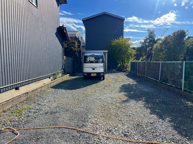 米子市立町中古戸建の駐車場|奥にカーポートがございます。