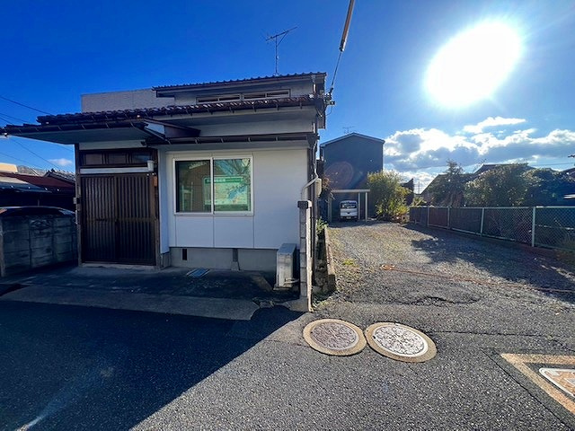 米子市立町中古戸建のその他|敷地面積約75坪となっております。
車が止まっている土地も対象となります。
駐車スペース確保されております。