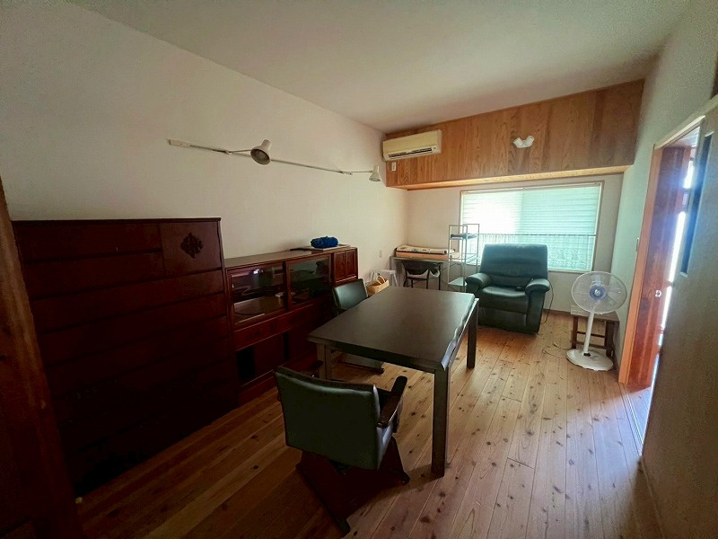 米子市立町中古戸建の居間・リビング|玄関横リビングとなります。
リフォーム済みの部屋となっており、照明等こだわりが詰まっている一部屋となっております〇