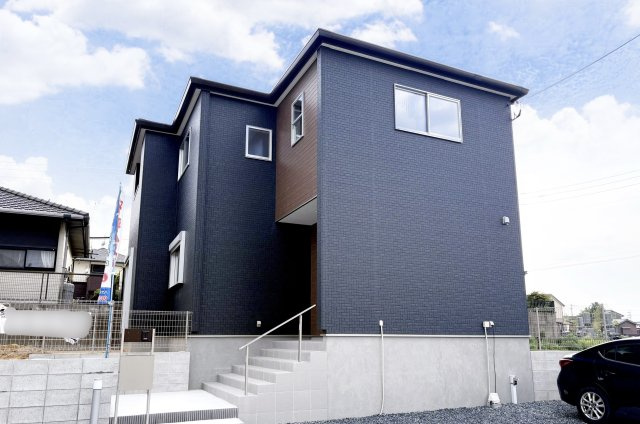 行橋市泉中央8丁目　新築一戸建ての外観|ネイビー色でシンプルながらもオシャレな外観♪
【行橋市　新築一戸建て】