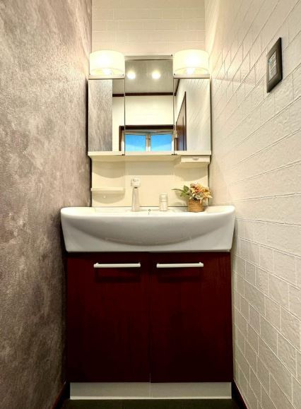 東大阪市花園西町　中古戸建の独立洗面台