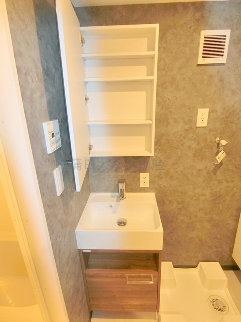 アーデン大森の洗面所|独立洗面台　鏡内収納スペース付き　脱衣場