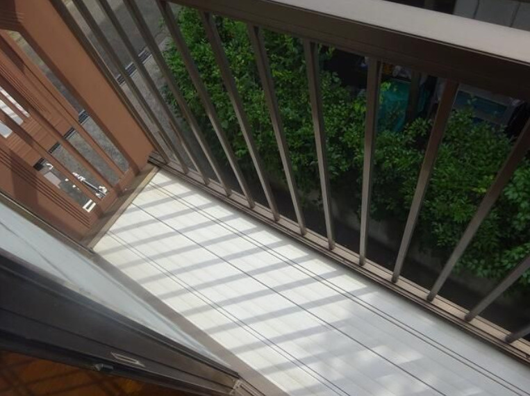 ロイヤル杉本A　礼金0　無料駐輪場　南向き　最上階のバルコニー