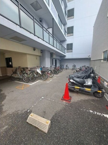 セザール難波西の駐車場