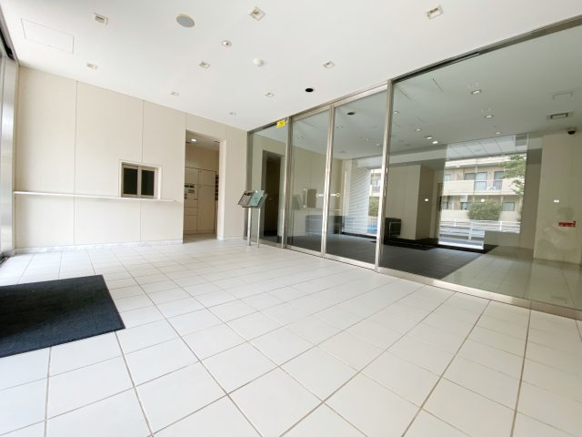 さいたま市南区別所３丁目の賃貸マンションのエントランス