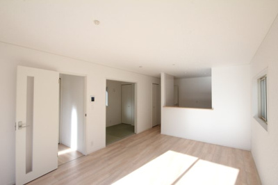 【居間・リビング】 | 戸ヶ崎第54 | 南西向きなので日差しが差し込みます