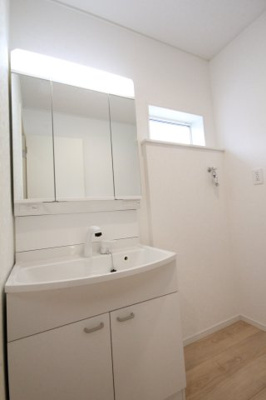 【独立洗面台】 | 戸ヶ崎第54 | 三面鏡の中には収納スペースがあります