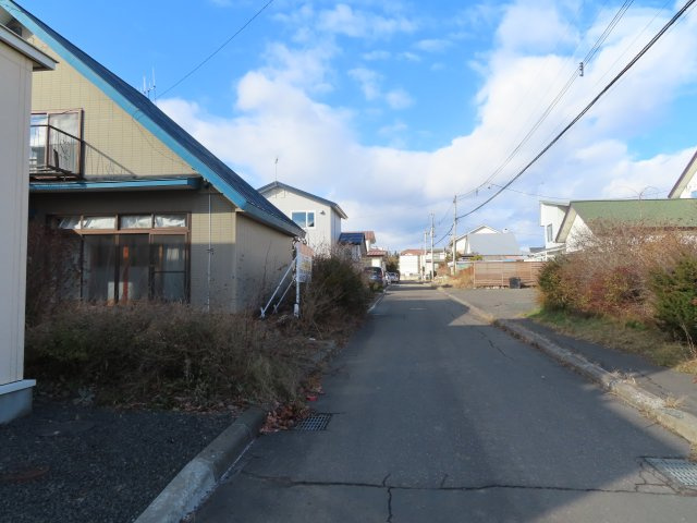 北見市高砂町１２番３１号　古家付き売地の前面道路含む現地写真